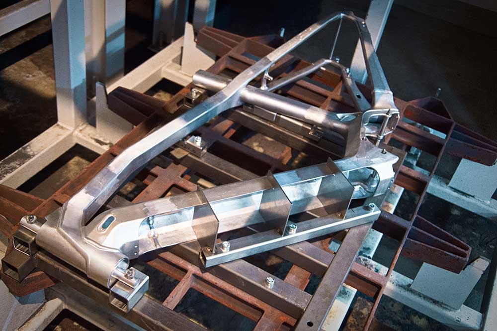 Teile des 3D-gedruckten Fahrrads aus Metall an einer Arbeitsstation