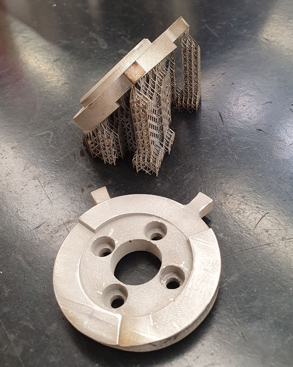 Parti 3D stampate in metallo con e senza strutture di supporto 