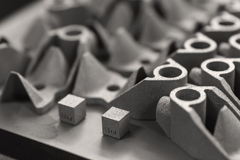 Una serie di staffe stampate in 3D in acciaio inossidabile per la linea di produzione di Philips Lighting rappresentata sulla piattaforma di costruzione