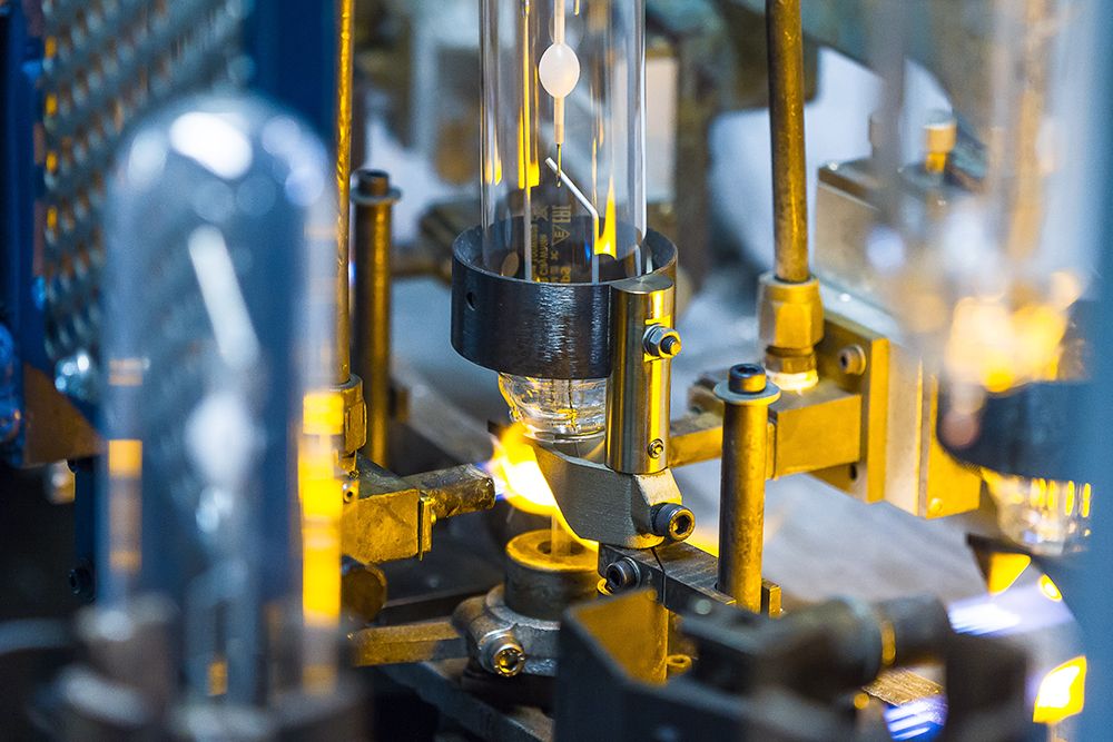 Eine Metallhalterung im 3D-Druck auf der Fertigungslinie für Glühbirnen bei Philips Lighting