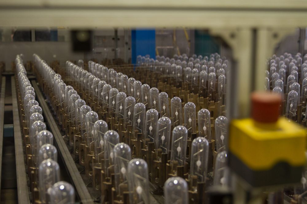 Staffe di metallo stampate in 3D sostengono una linea per la produzione di lampadine presso Philips Lighting