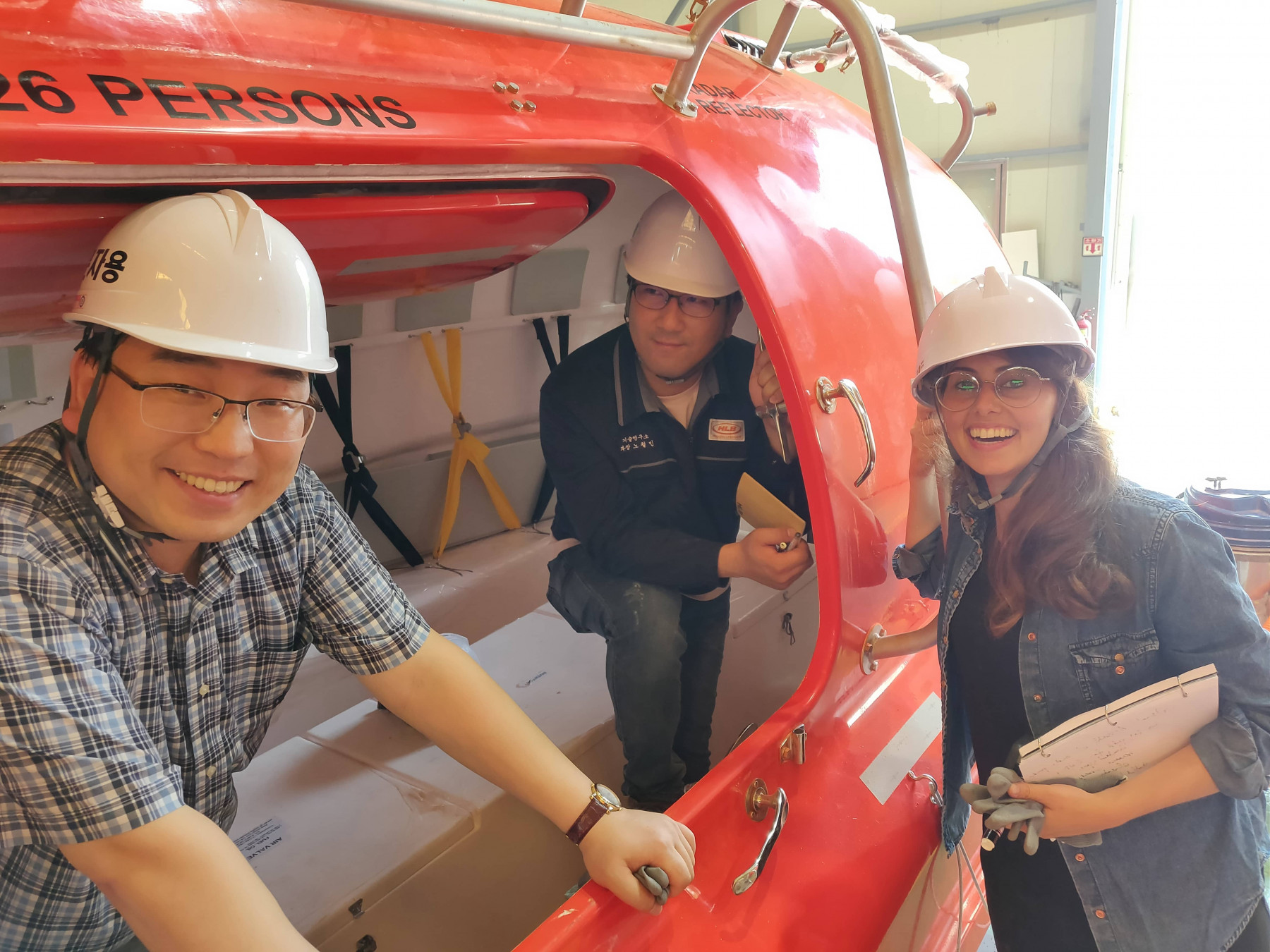 Das Mindware-Team und das Team von Hyundai Lifeboats bei der Besichtigung der Produktion